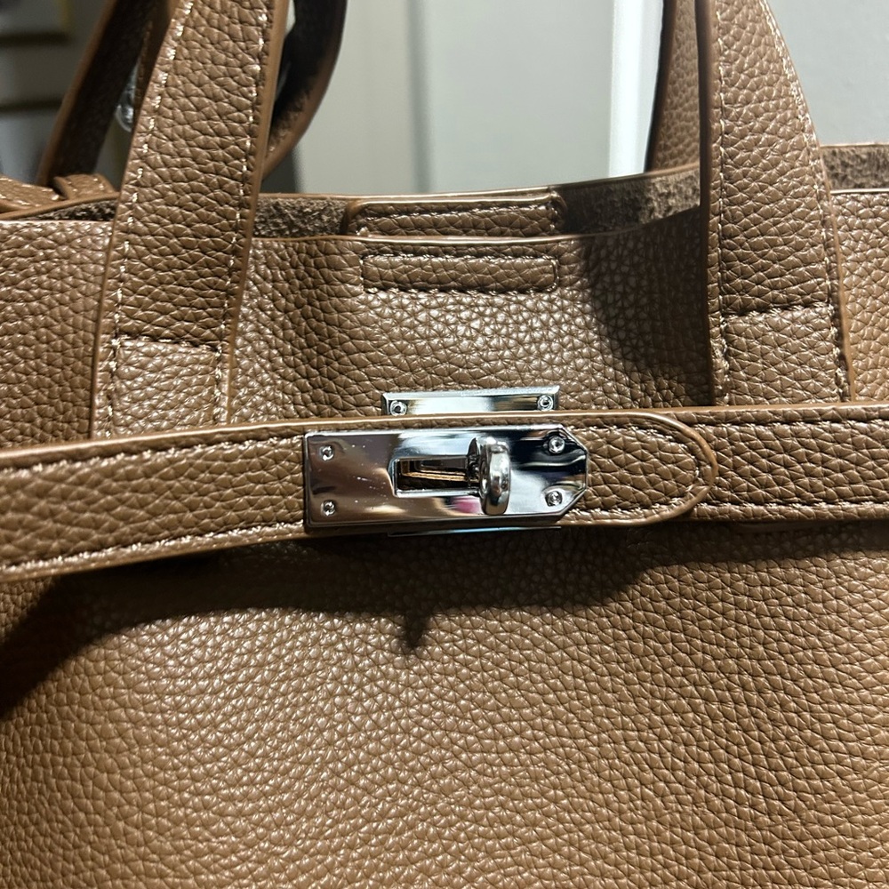 Elegant Brown Leather Handbag - Picture 9 of 10